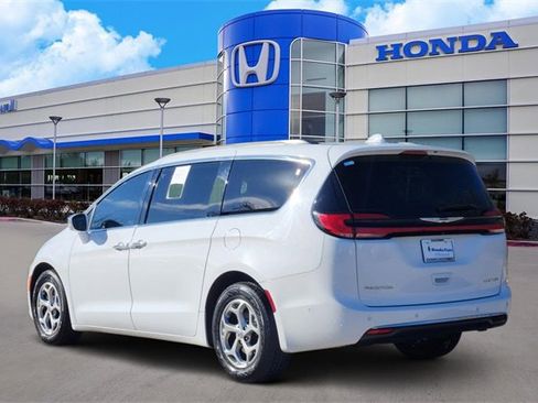 Used 2022 Chrysler Pacifica Limited image 4