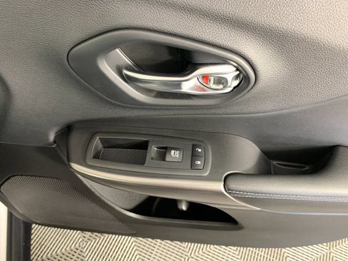 Used 2019 Jeep Cherokee Latitude Plus w/ Comfort/Convenience Group AWD/4WD image 39