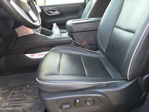 Used 2023 GMC Yukon XL SLT w/ SLT Premium Package image 5