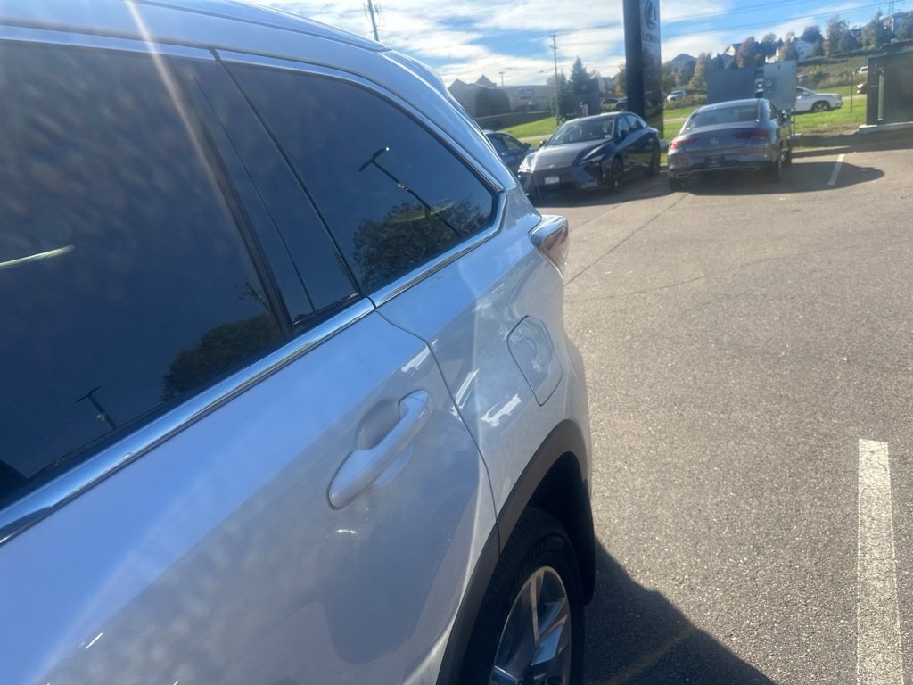 Used 2016 Toyota Highlander Limited w/ Driver Technology Package AWD/4WD image 9