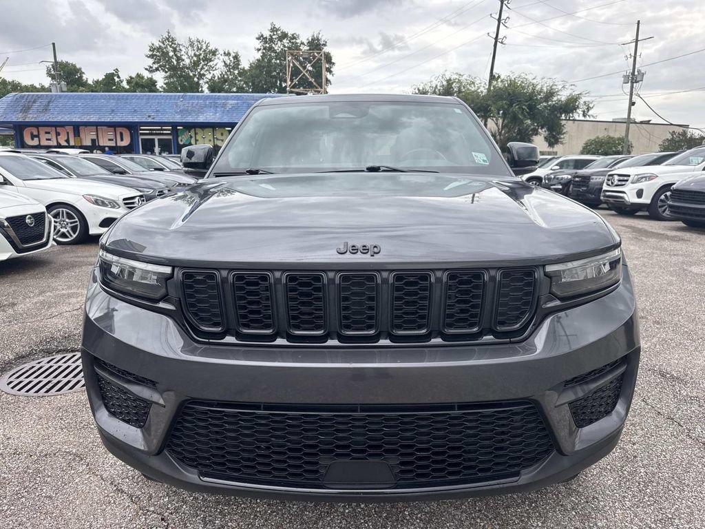 Used 2022 Jeep Grand Cherokee Altitude AWD/4WD image 2