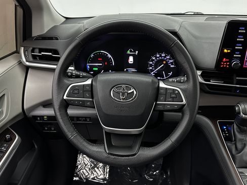 Used 2023 Toyota Sienna XLE image 28