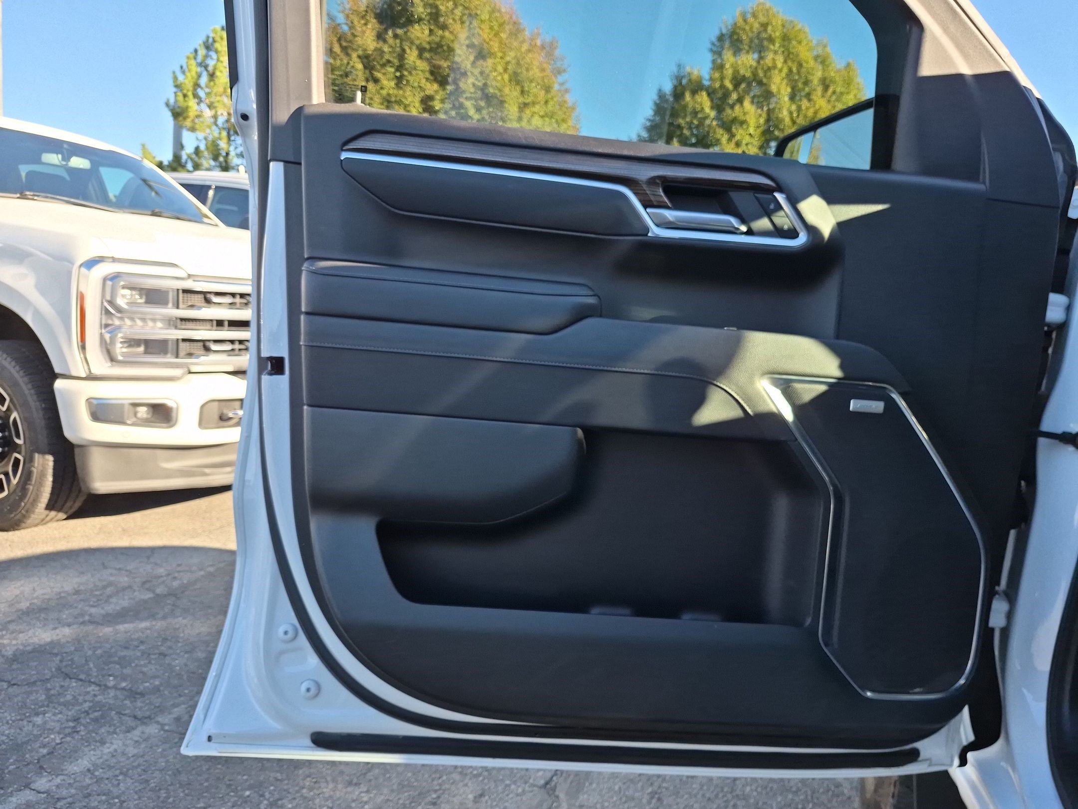 Used 2025 Chevrolet Silverado 1500 LT Trail Boss w/ Convenience Package II AWD/4WD image 15