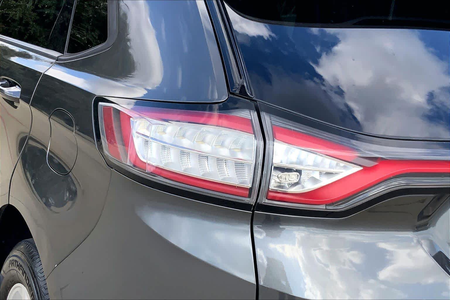 Used 2018 Ford Edge SE FWD image 26