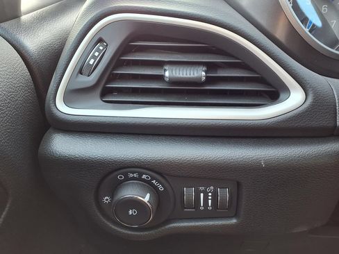 Used 2026 Chrysler Pacifica Select FWD image 29