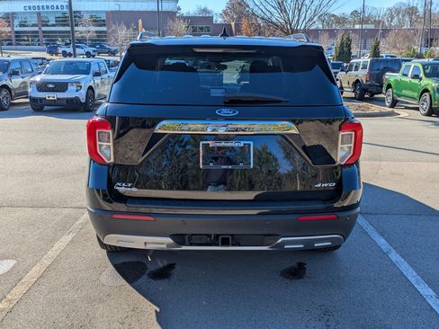 Certified 2022 Ford Explorer XLT w/ Equipment Group 202A image 5