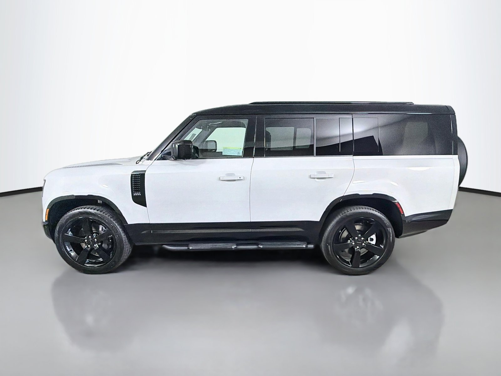 New 2026 Land Rover Defender 130 X-Dynamic SE AWD/4WD image 2