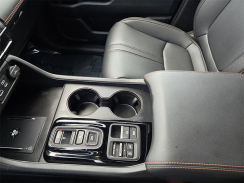 Used 2025 Honda Pilot TrailSport image 24