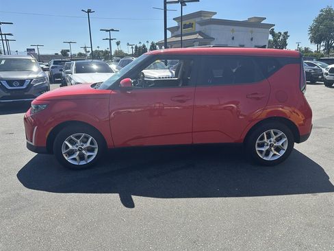 Used 2023 Kia Soul LX w/ LX Technology Package FWD image 3