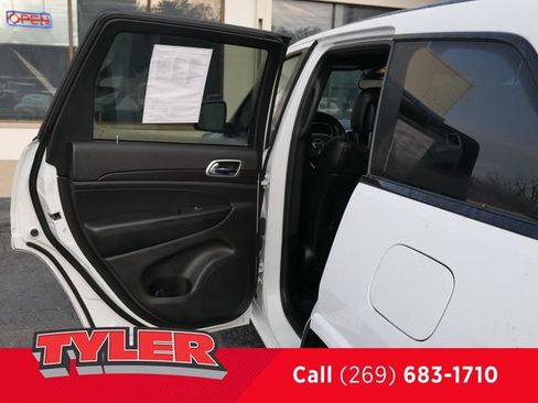 Used 2018 Jeep Grand Cherokee Altitude AWD/4WD image 17