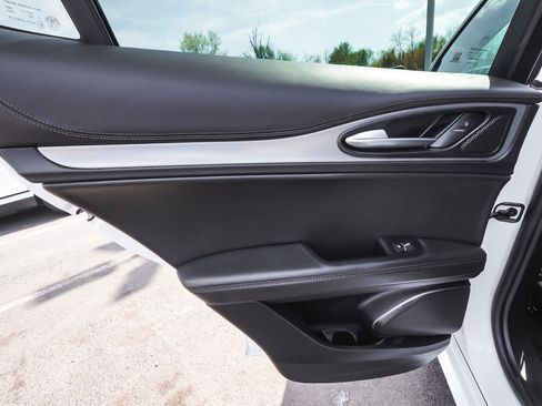 Used 2023 Alfa Romeo Stelvio Veloce image 11