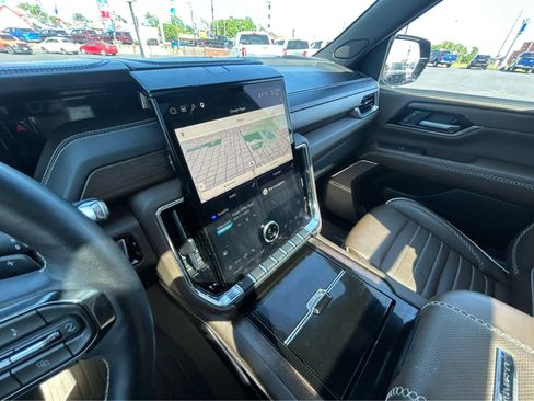 Used 2025 GMC Yukon XL Denali Ultimate w/ LPO, Floor Liner Package AWD/4WD image 37