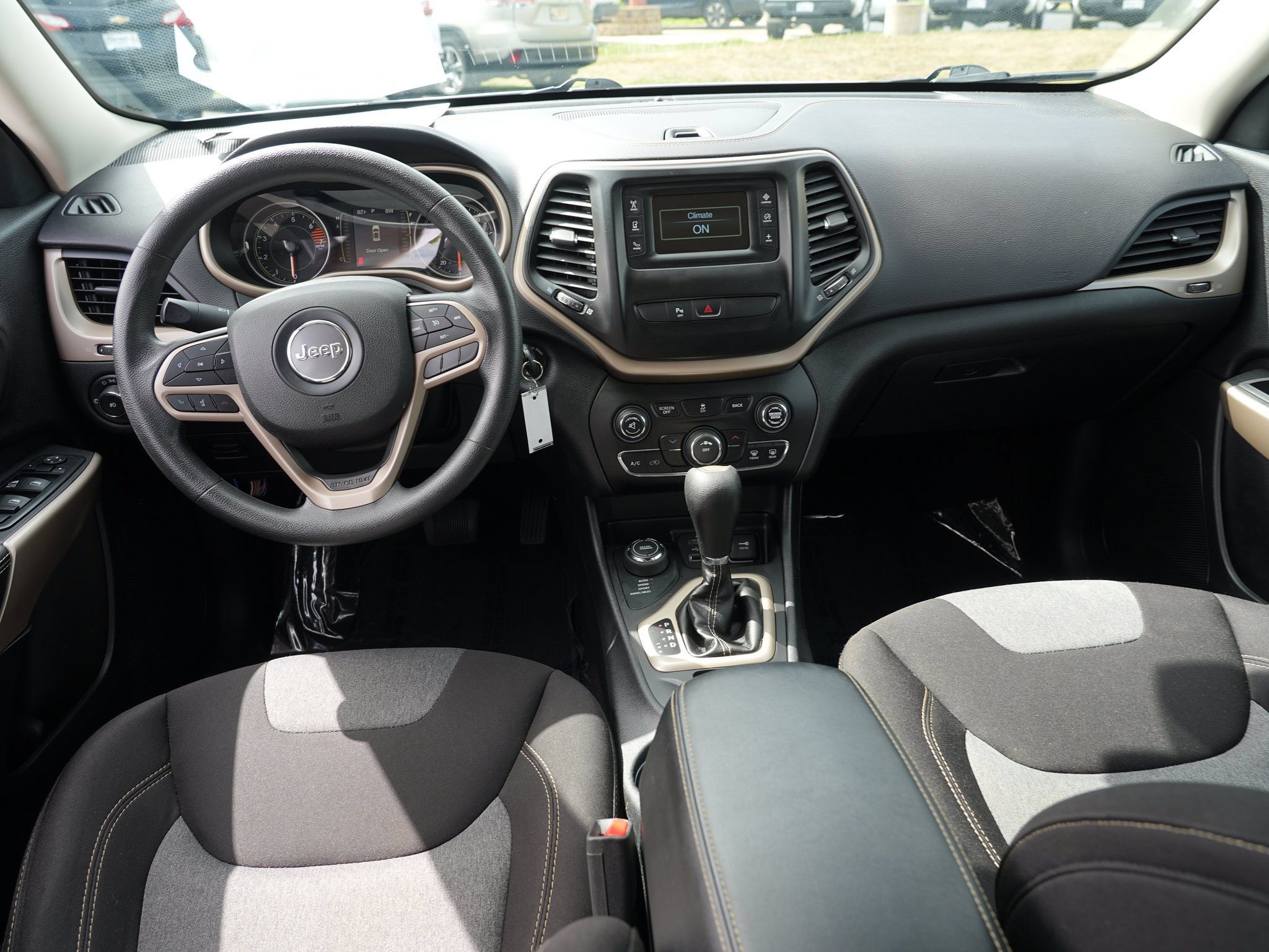 Used 2018 Jeep Cherokee Latitude w/ Safety Group AWD/4WD image 25