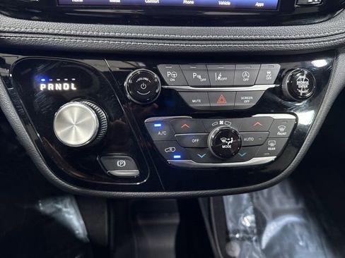 Used 2023 Chrysler Pacifica Touring-L w/ S Appearance Package image 21