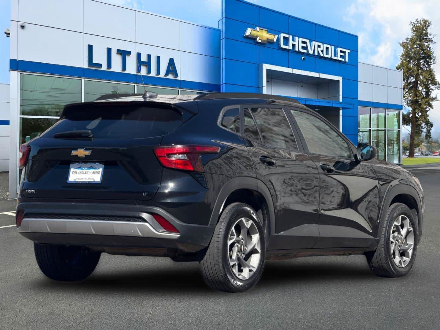 Used 2024 Chevrolet Trax LT w/ LT Convenience Package FWD image 2