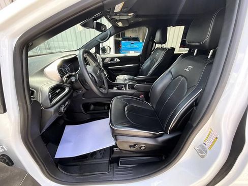 Used 2024 Chrysler Pacifica Limited w/ Uconnect Theater Family Group FWD image 14