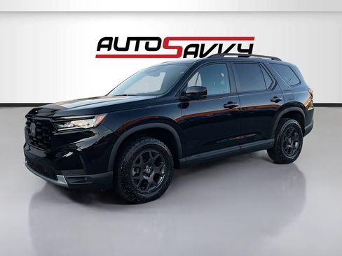 Used 2025 Honda Pilot TrailSport image 3