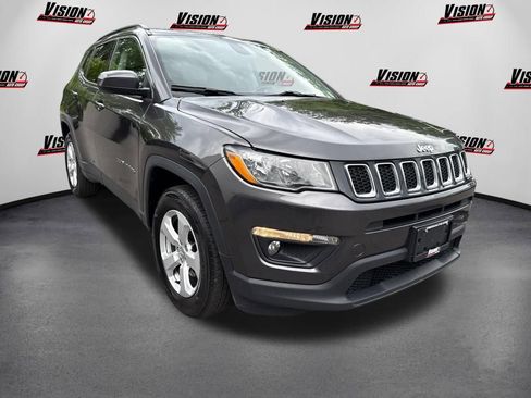Used 2018 Jeep Compass Latitude w/ Popular Equipment Group AWD/4WD image 3
