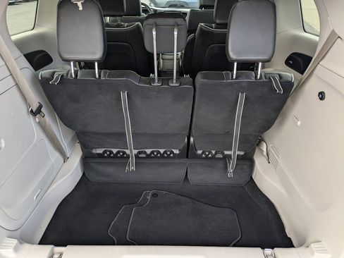 Used 2023 Chrysler Pacifica Limited image 14