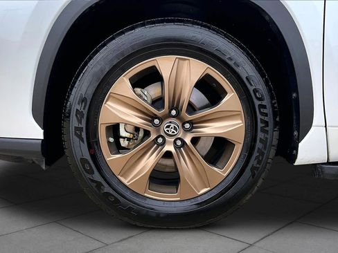 Used 2022 Toyota Highlander Bronze Edition FWD image 11