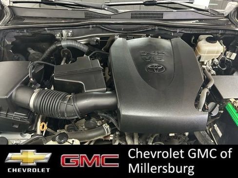 Used 2017 Toyota Tacoma TRD Off-Road w/ Premium & Technology Package image 10