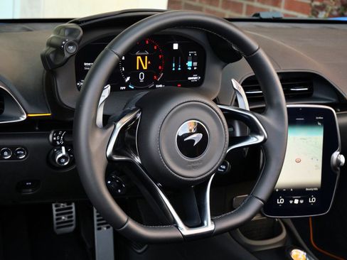 Used 2025 McLaren Artura Spider image 9