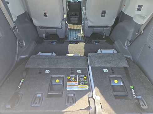 Used 2021 Toyota Sienna Limited image 14