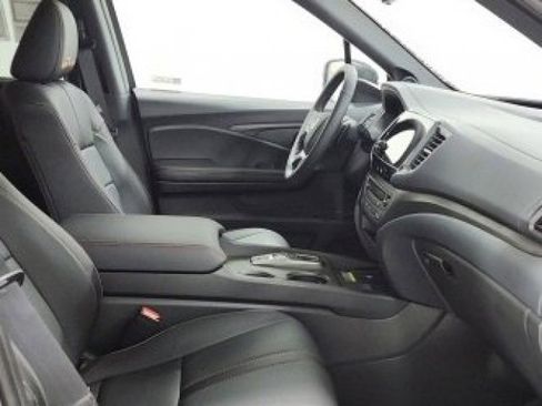 Used 2025 Honda Passport TrailSport image 13