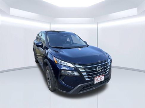 Used 2024 Nissan Rogue SV AWD/4WD image 2