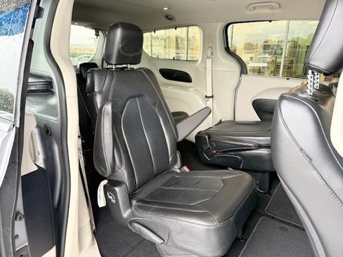 Used 2020 Chrysler Pacifica Touring-L image 17