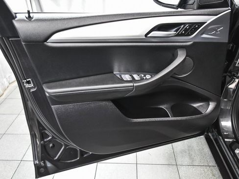 Used 2025 BMW X4 xDrive30i image 9