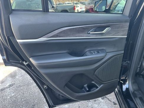 Used 2024 Jeep Grand Cherokee Limited image 21