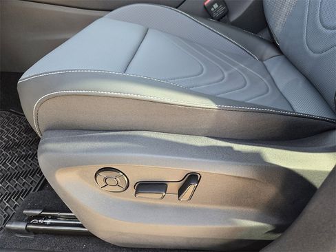 New 2025 Volkswagen Tiguan SE image 20