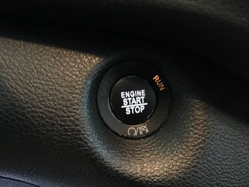 Used 2019 Jeep Cherokee Latitude Plus AWD/4WD image 31