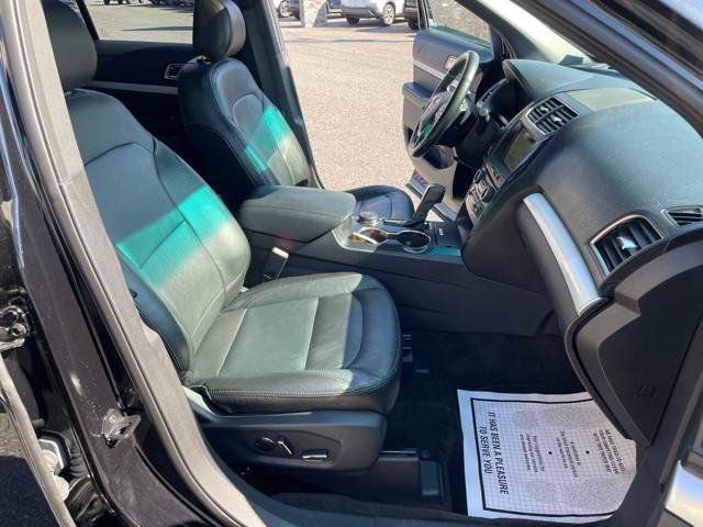 Used 2017 Ford Explorer XLT w/ Equipment Group 202A AWD/4WD image 31