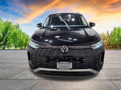 Certified 2025 Volkswagen Tiguan SE w/ Panoramic Sunroof Package image 9