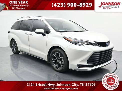 Used 2025 Toyota Sienna Platinum AWD/4WD image 1