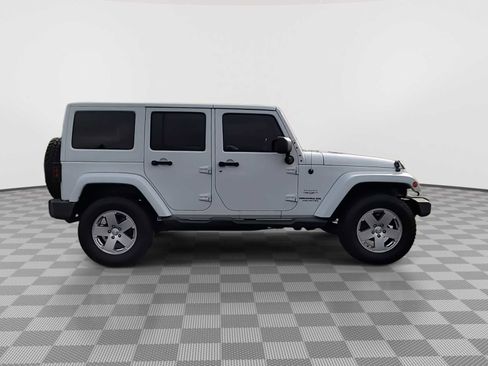 Used 2012 Jeep Wrangler Unlimited Sahara w/ Connectivity Group image 9