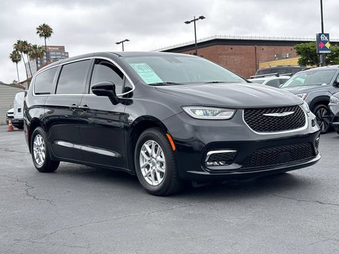 Used 2023 Chrysler Pacifica Touring-L FWD image 4