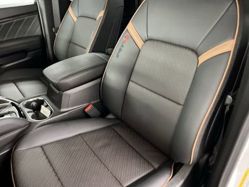 Certified 2025 GMC Canyon AT4 w/ AT4 Premium Package AWD/4WD image 19