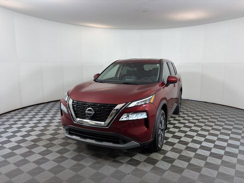 Used 2023 Nissan Rogue SV image 2