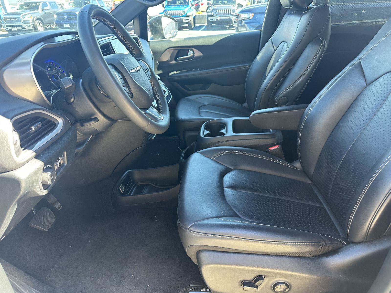Used 2025 Chrysler Pacifica Select FWD image 11
