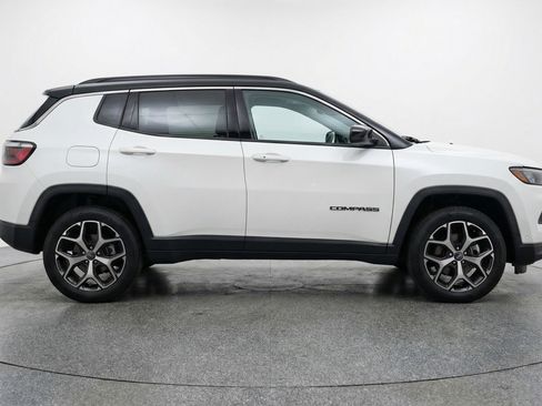 Used 2025 Jeep Compass Limited image 11