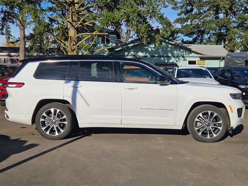 Used 2024 Jeep Grand Cherokee L Overland w/ Advanced Protech Group III image 8