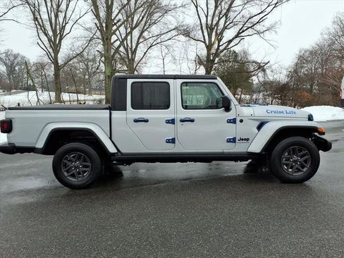 Used 2024 Jeep Gladiator Sport image 3