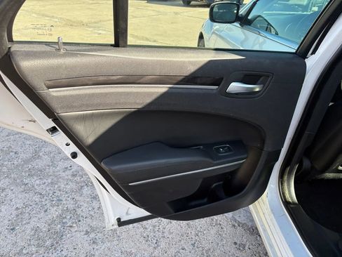 Used 2015 Chrysler 300 Limited w/ Driver Convenience Group image 12