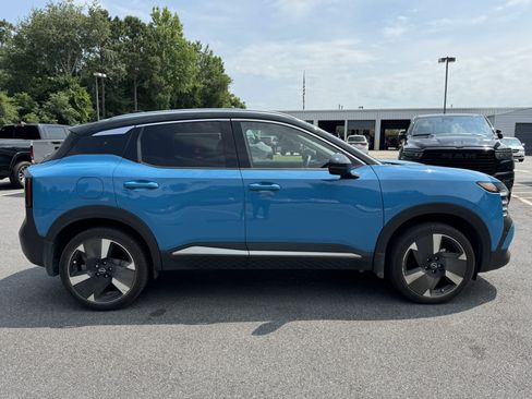 Used 2025 Nissan Kicks SR w/ SR Premium Package FWD image 4