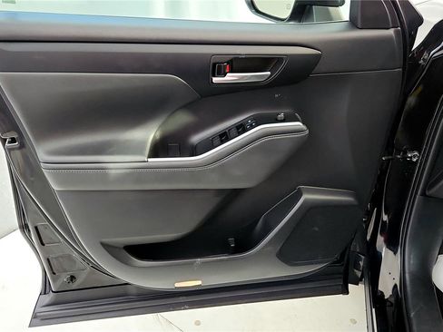 Certified 2021 Toyota Highlander XLE image 27