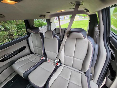 Used 2015 Kia Sedona SX image 17