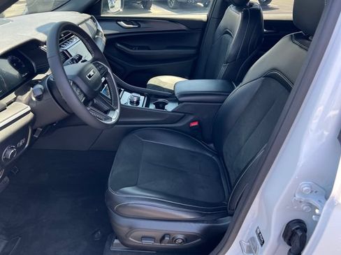 Used 2025 Jeep Grand Cherokee Altitude AWD/4WD image 9